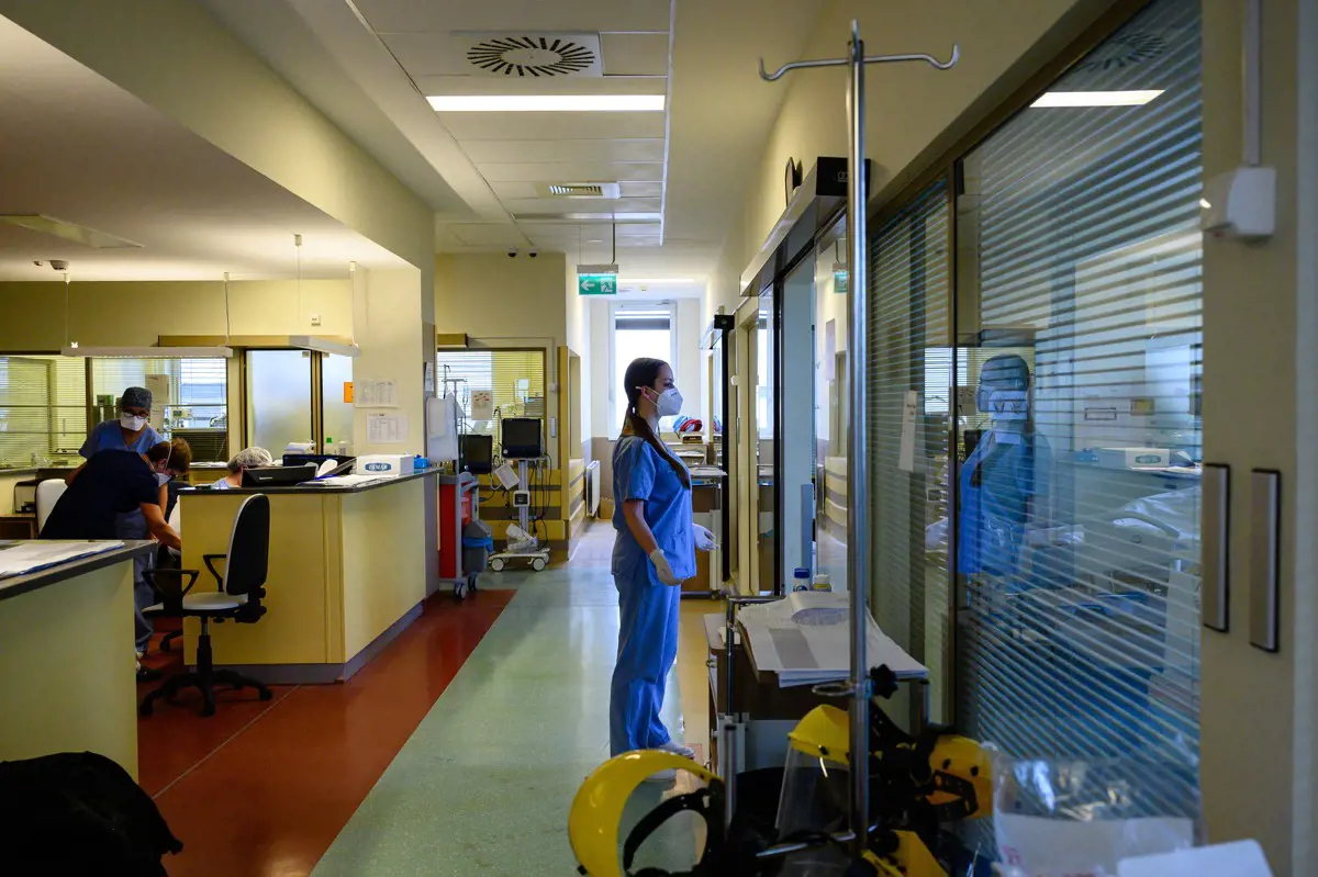 Kevesebb kórházi ágyat és rövidebb ideig tartó kórházi ellátást tervez a kormány