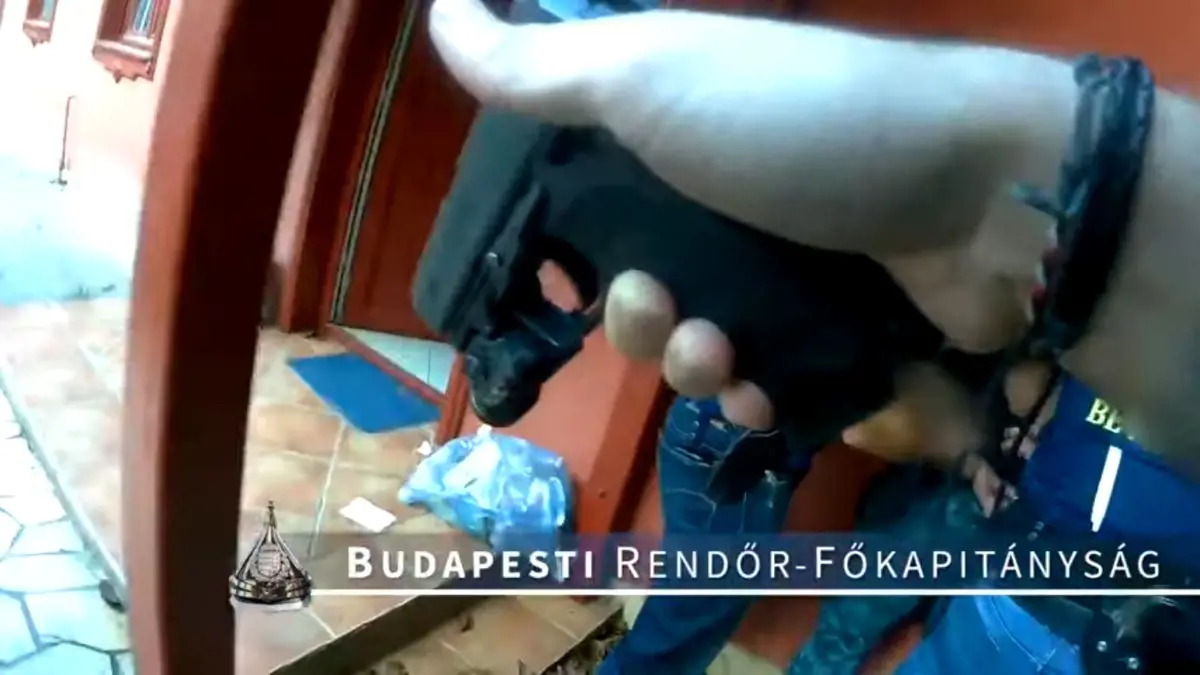 Rendőrt hívott egy budapesti díler, miután egy vásárlója kirabolta