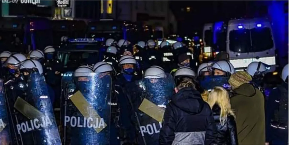 Lehetne rosszabb: a lengyel rendőrség könnygázt, gumibotot és gumilövedékeket vetett be egy szórakozóhely ellen