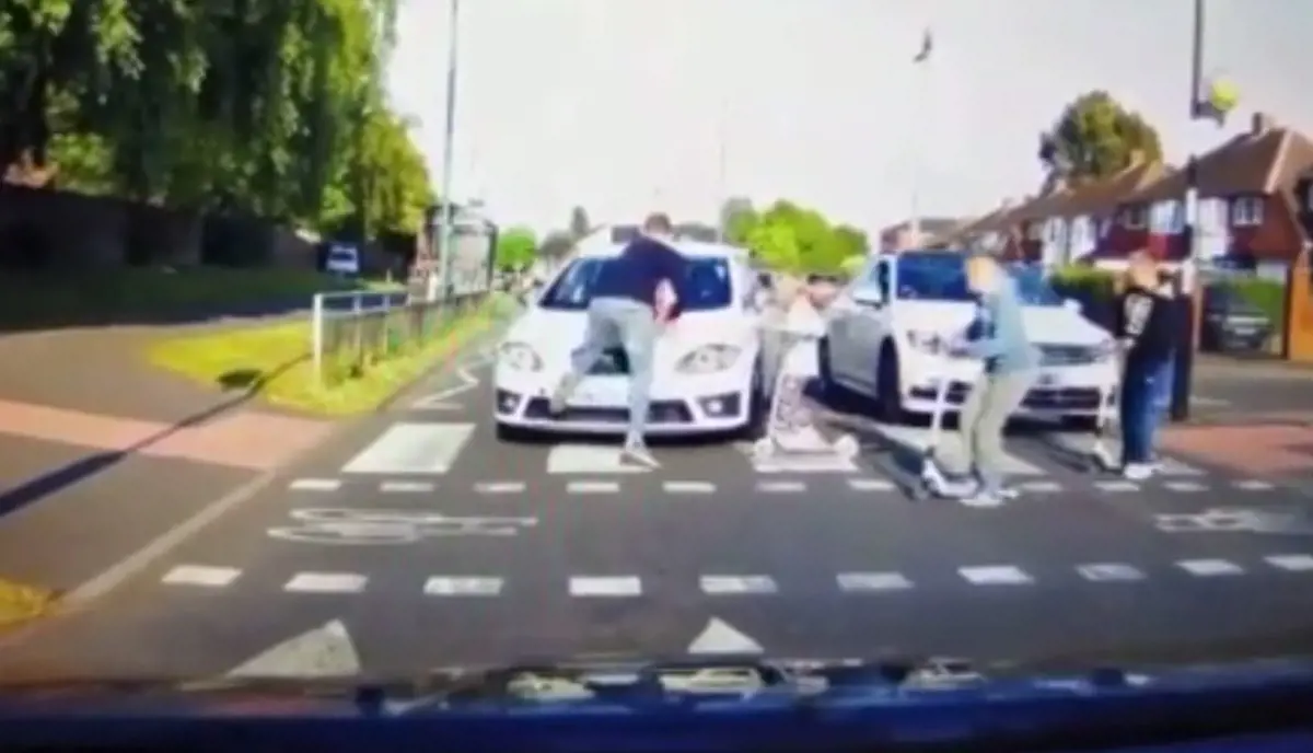 Videó: Nem bírt várni a másik autó mögött a zebránál, elindult, majdnem elgázolt egy kislányt