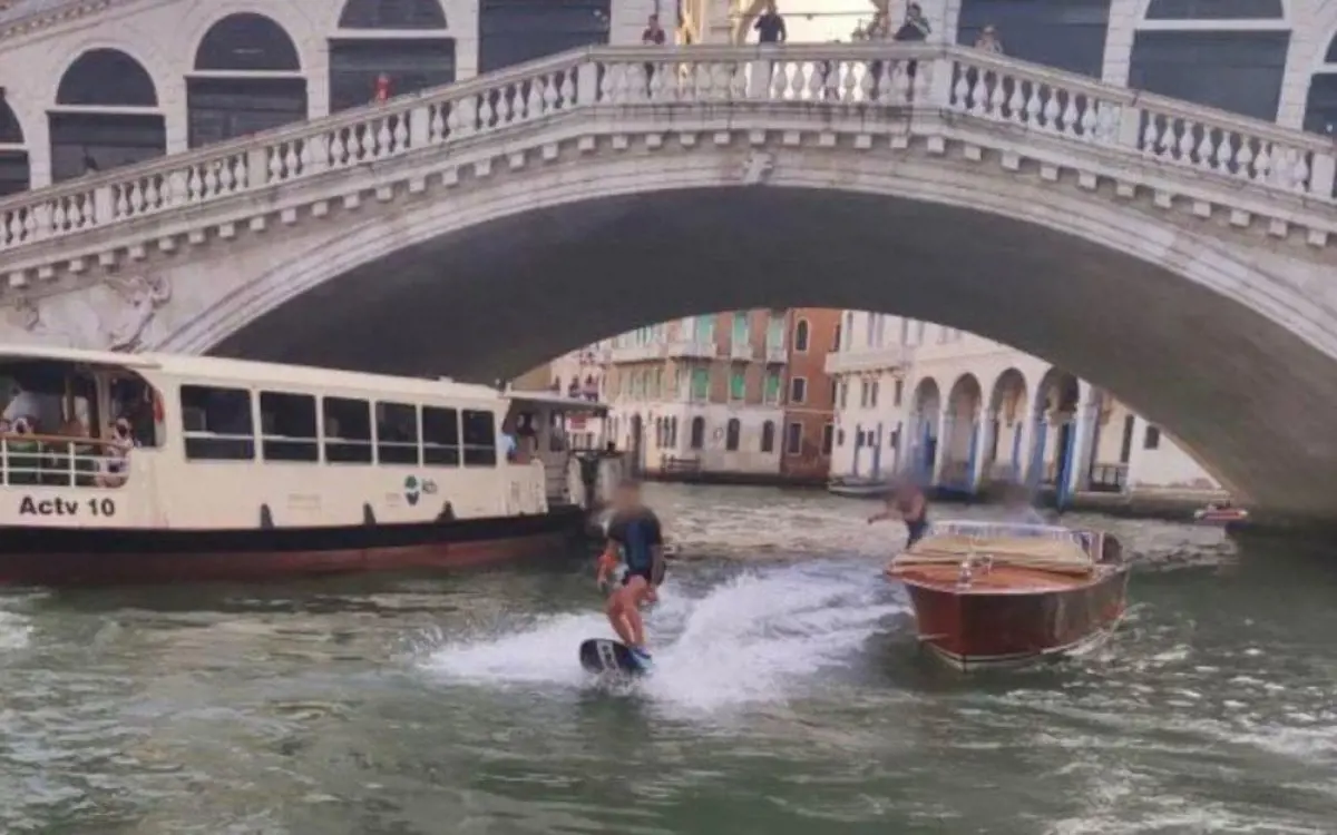Nem volt jó ötlet: megbírságoltak két turistát, akik a velencei Canal Grandén szörföztek