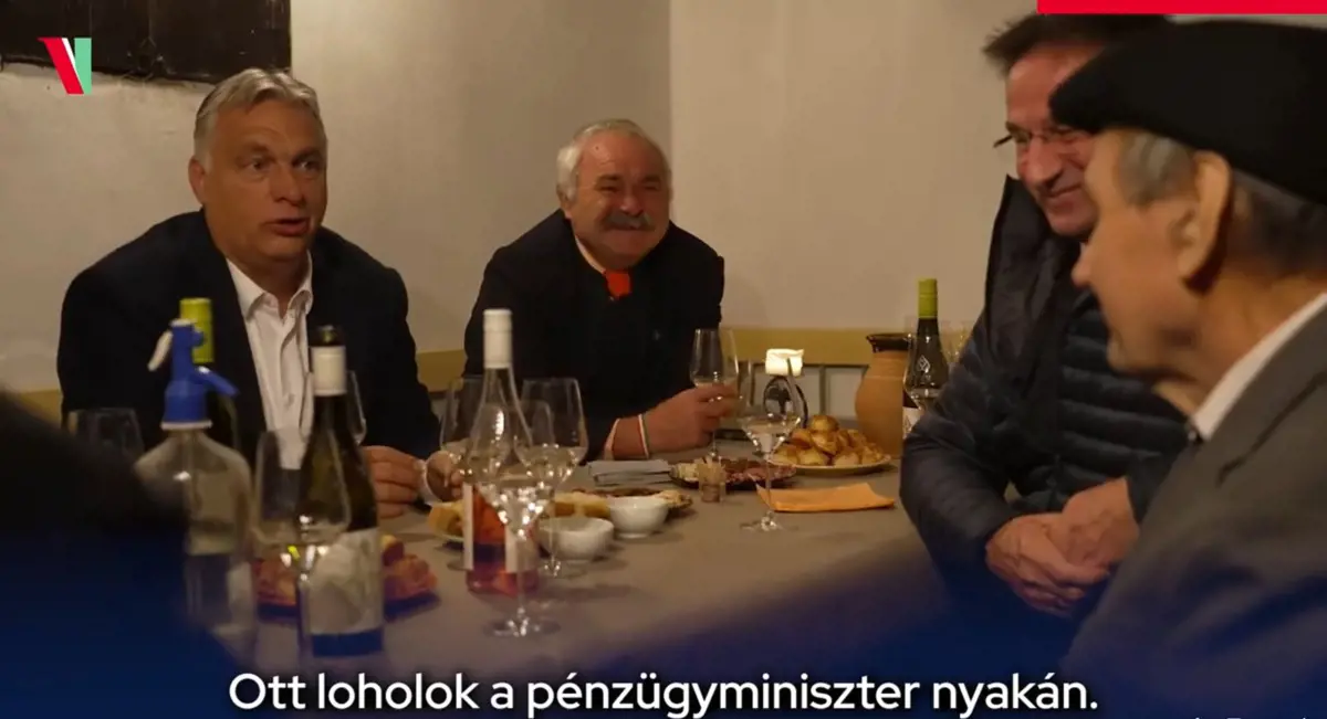 Orbán Viktor Varga Mihály nyakán lohol
