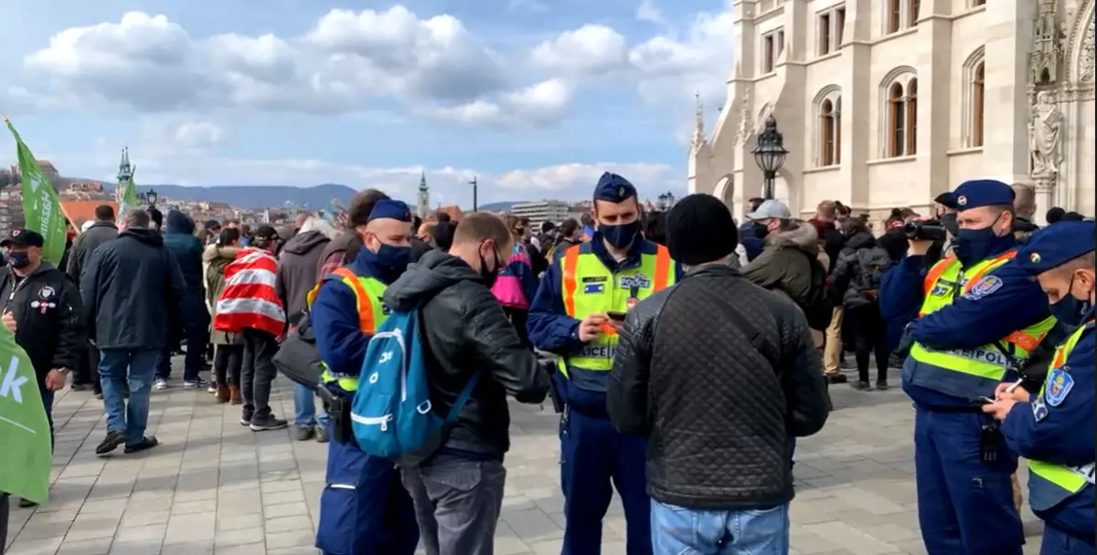 Több mint kétszáz ember ellen intézkedtek a rendőrök március 15-én gyülekezés miatt
