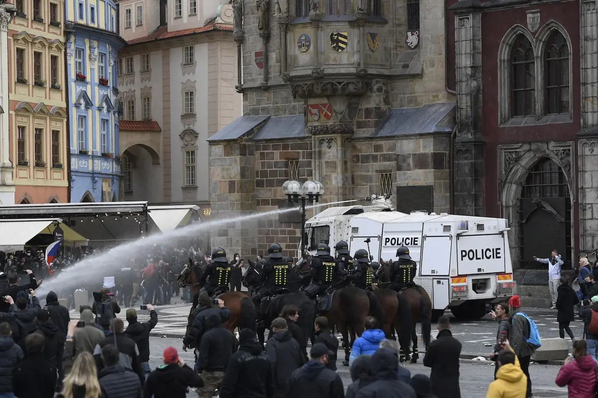 Pozsony után Prágában is szurkolók tüntettek a járvány miatt bevezetett intézkedések ellen