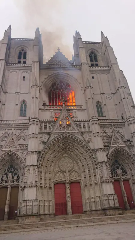 Kigyulladt a Nantes-i katedrális