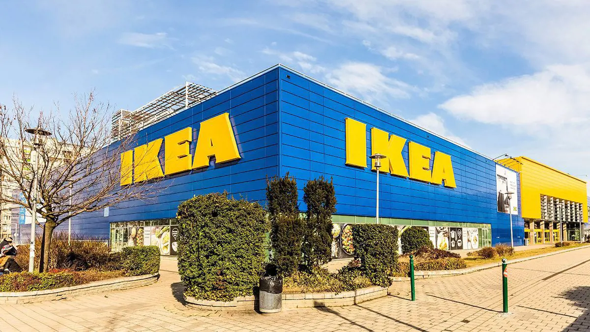 Több mint száz méter hosszú sor várt a budapesti Ikea újranyitására