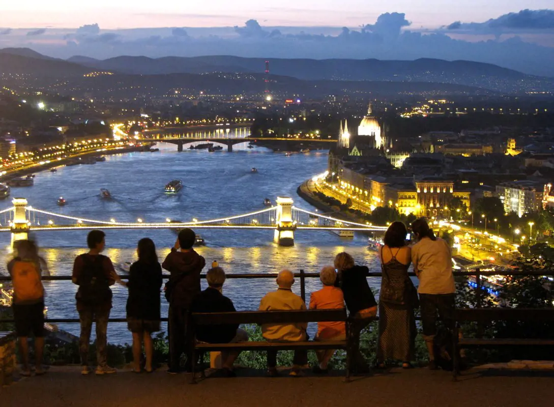 A kormány ismét kizárta Budapestet egy turisztikai pályázatból