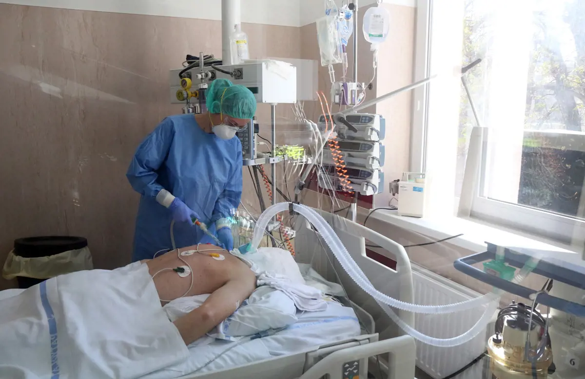 Kifakadt az aneszteziológus: nincs ember, kevesebb mint kétezer lélegeztetőgépet tudunk használni a tizenhatezerből
