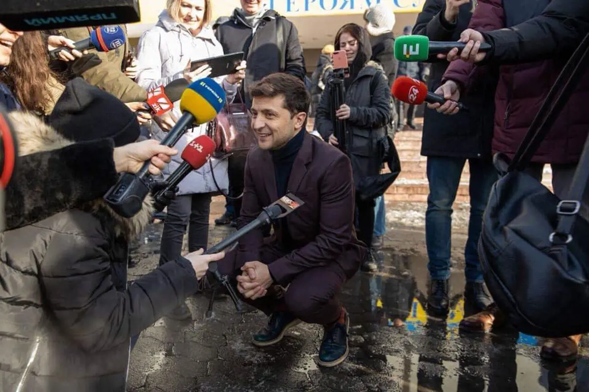 Megnyerte az ukrán elnökválasztás első körét az államfőt játszó színész
