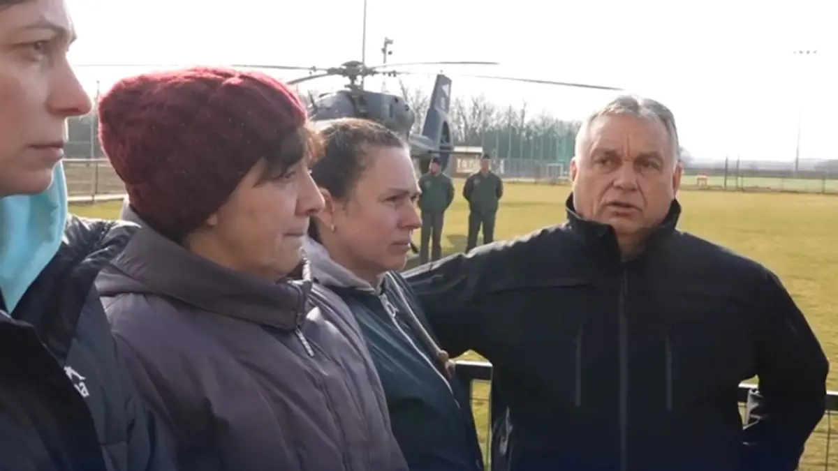 Van, ami örök: Orbán a menekülteket is egy focipálya mellett fogadta, de nem minden kérdését értették