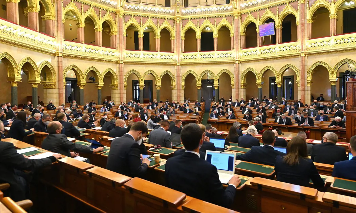 A Jobbik megszavazza a Parlamentben a pedofilellenes törvényt
