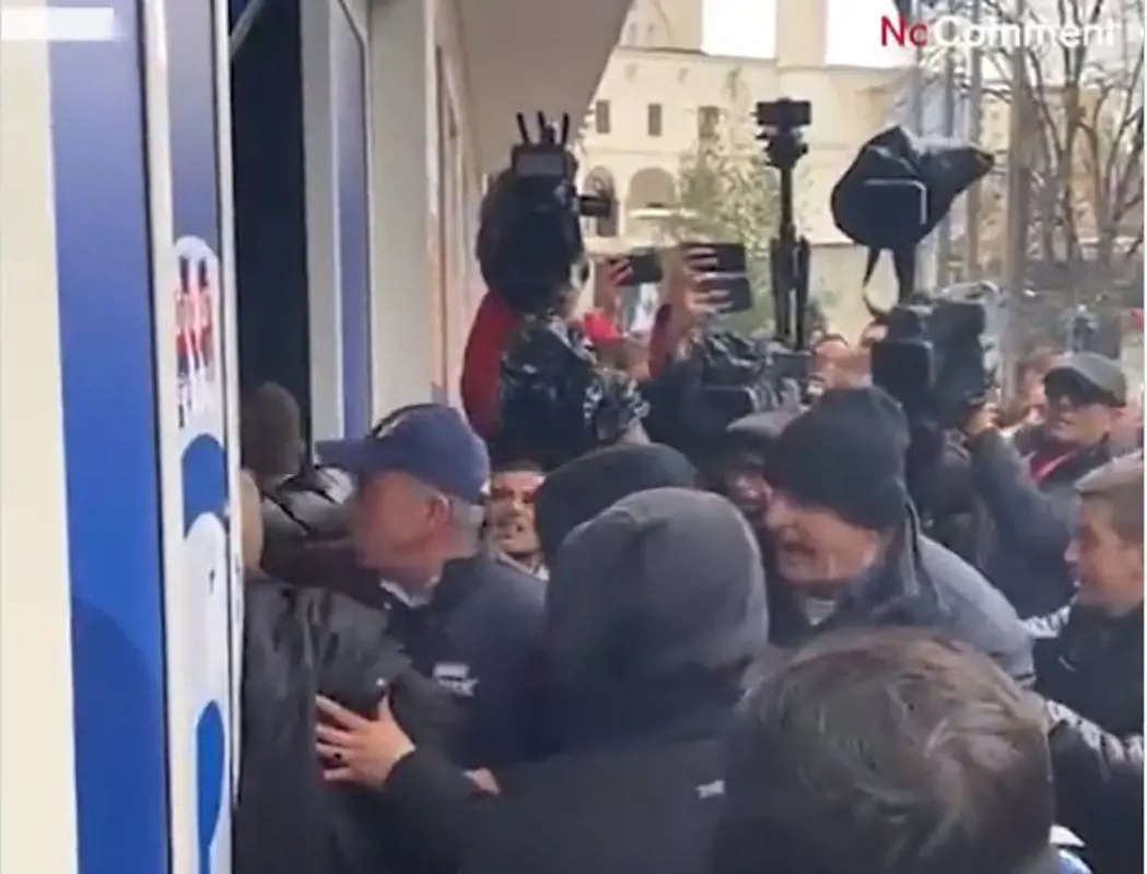 Albánia: tüntetők ostromolták meg a Demokrata Párt székházát