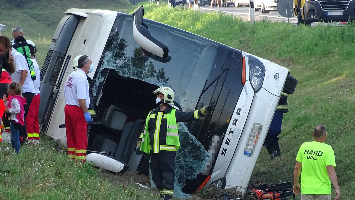 Felborult egy busz az M5-ös autópályán, rengeteg sérült és egy halálos áldozat van