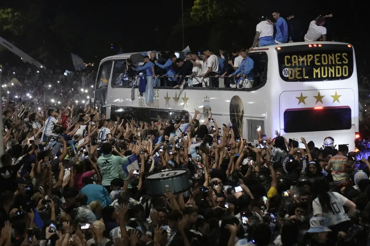 Buenos Airesbe érkezett az argentin labdarúgó-válogatott, Alberto Fernández elnök munkaszüneti napot hirdetett