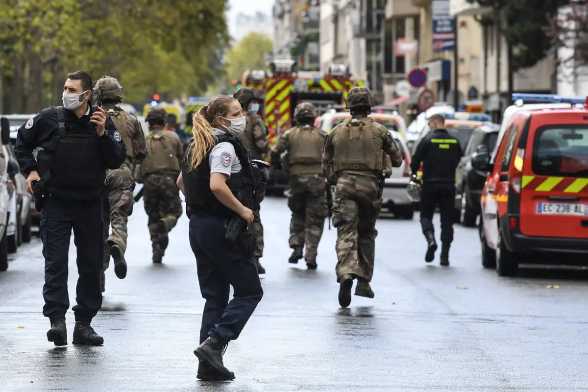 Megsebesítettek négy embert a Charlie Hebdo volt párizsi szerkesztősége mellett