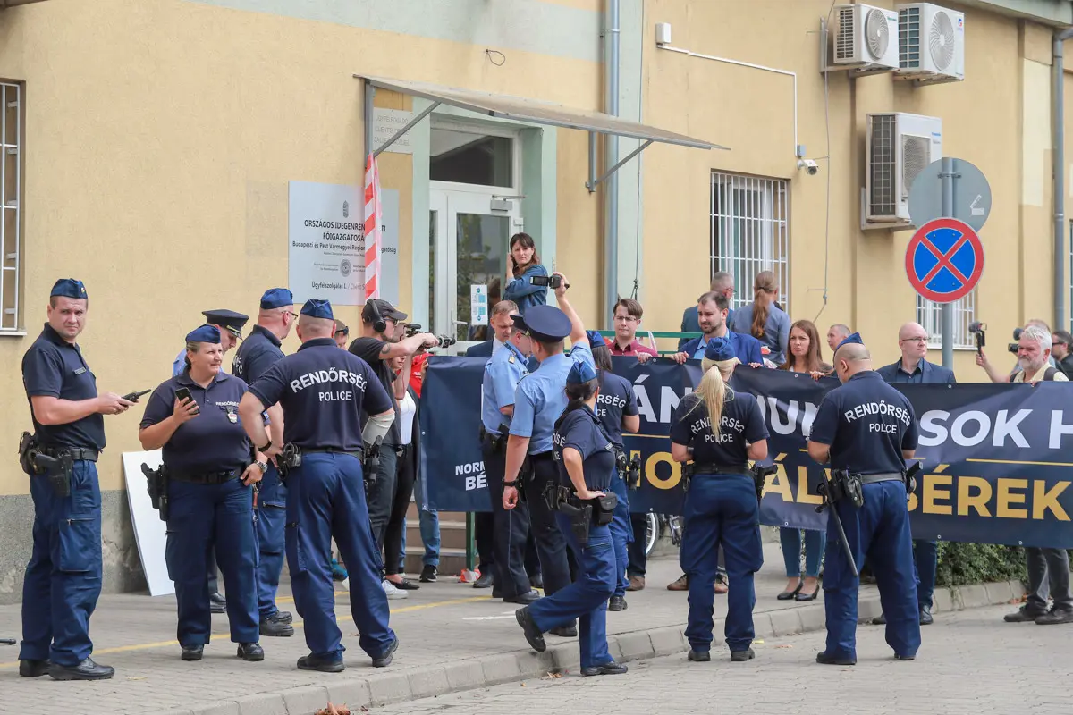 Rendőrök igazoltatták a Jobbik-Konzervatívok migánsmunkás-betelepítés ellen tiltakozó tagjait