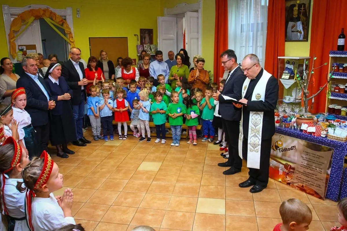 Bölcsődések után óvodásokkal kampányolt Baja fideszes polgármestere