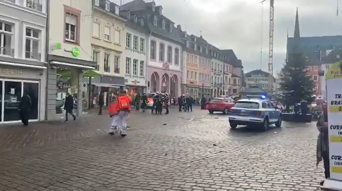 Tömegbe hajtott egy autós a németországi Trier városában