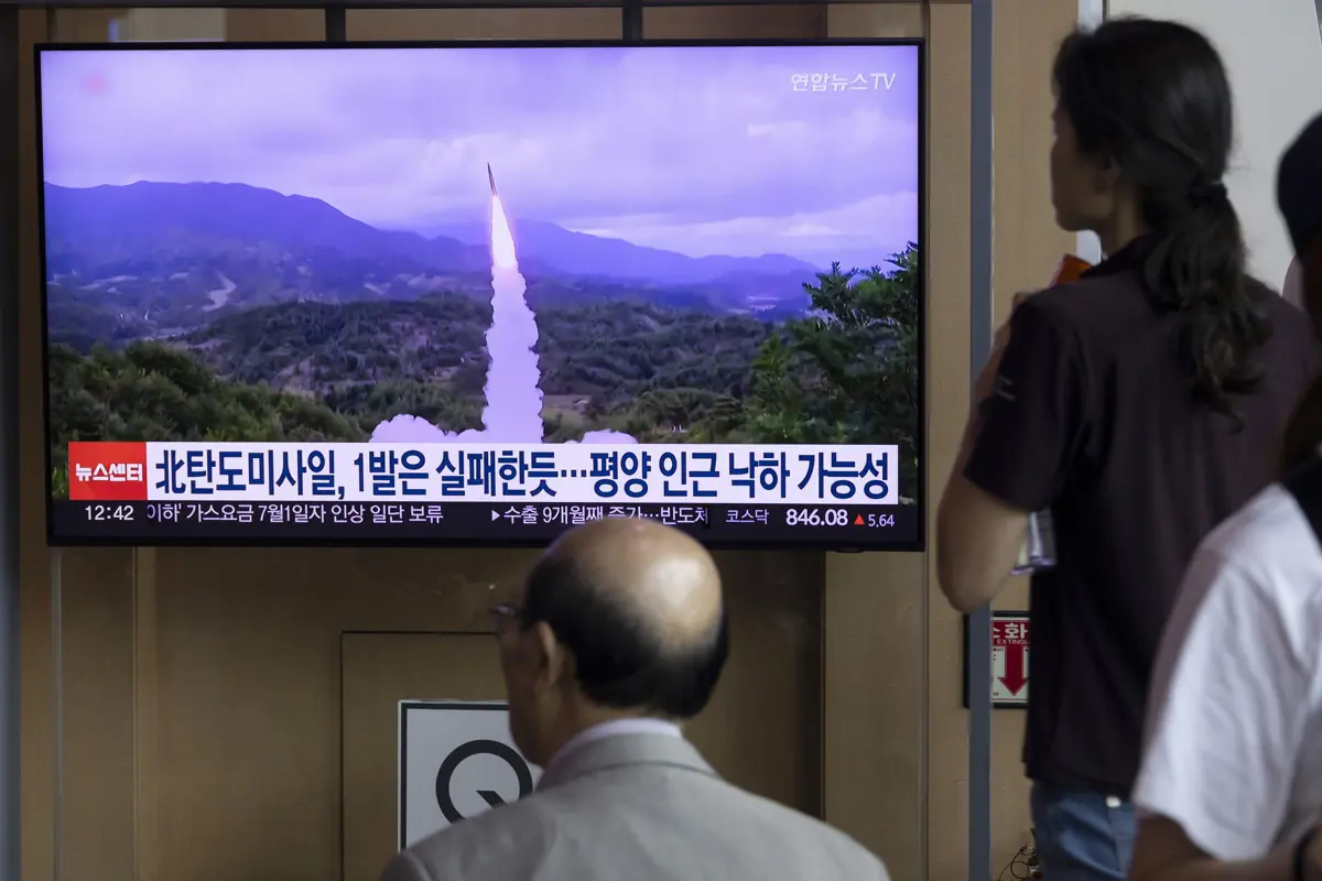 Észak-Korea "szupernagy" robbanófej szállítására alkalmas ballisztikus rakétát lőtt fel