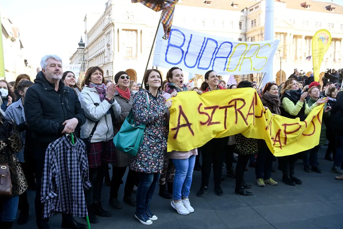 "Nincs jövő" - Több kilométeres élőlánccal tiltakoztak együtt a diákok, pedagógusok és szülők Budapesten