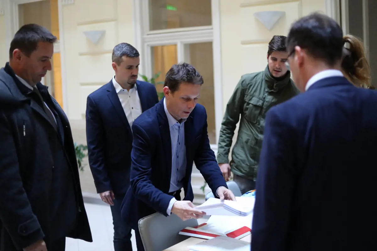 Nyilvántartásba vették a Jobbik, a Fidesz-KDNP és a Momentum listáját
