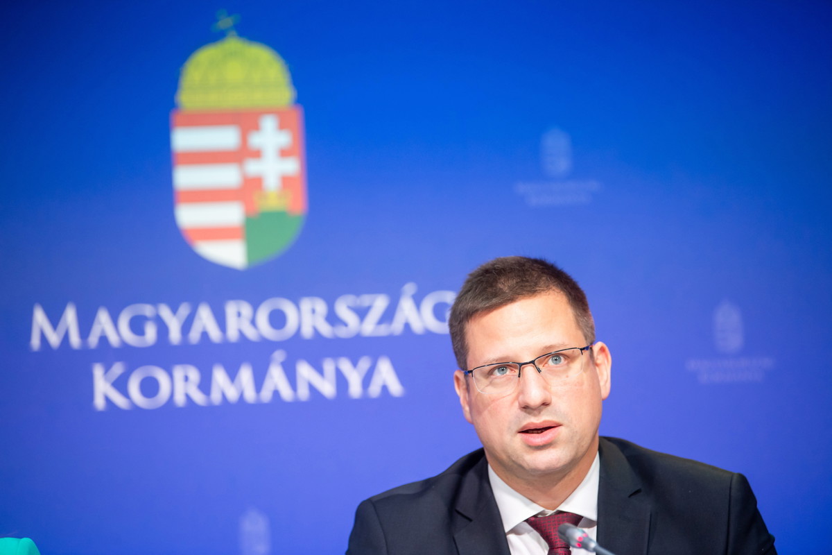 Sarokba szorult a Fidesz? Gulyás jól hárított, de rendesen megizzasztották az újságírók a kormányinfón