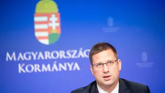 Sarokba szorult a Fidesz? Gulyás jól hárított, de rendesen megizzasztották az újságírók a kormányinfón
