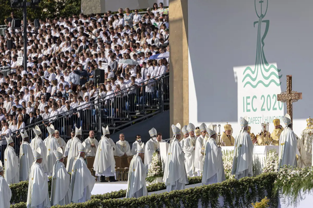 Kivezényelt diákokkal igyekeznek növelni a létszámot az Eucharisztikus Kongresszus rendezvényein
