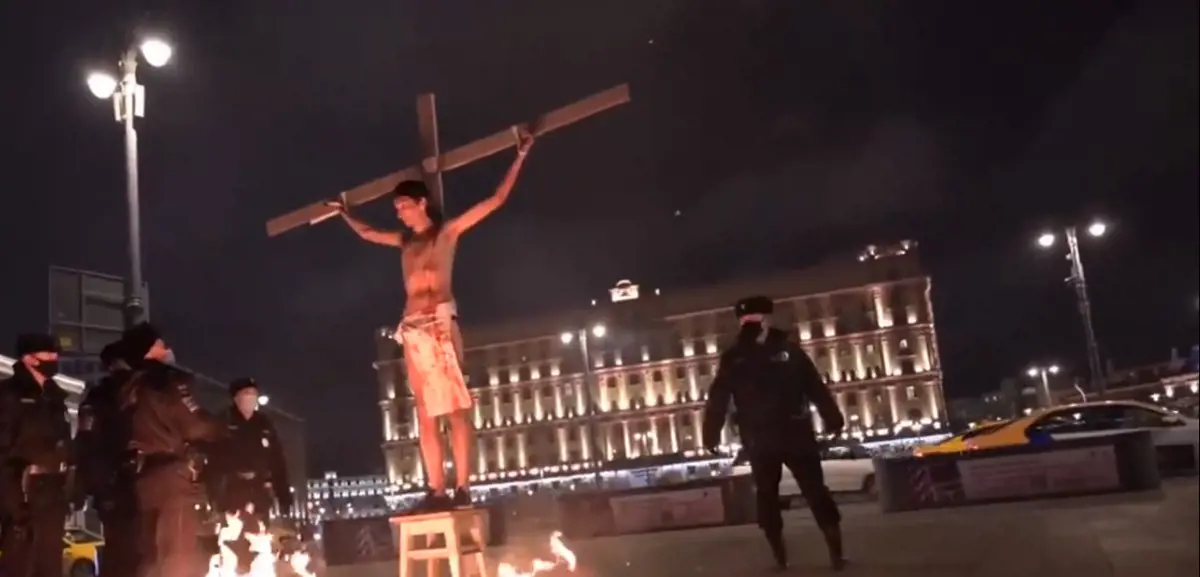 Keresztre feszíttette magát egy ellenzéki aktivista Oroszországban