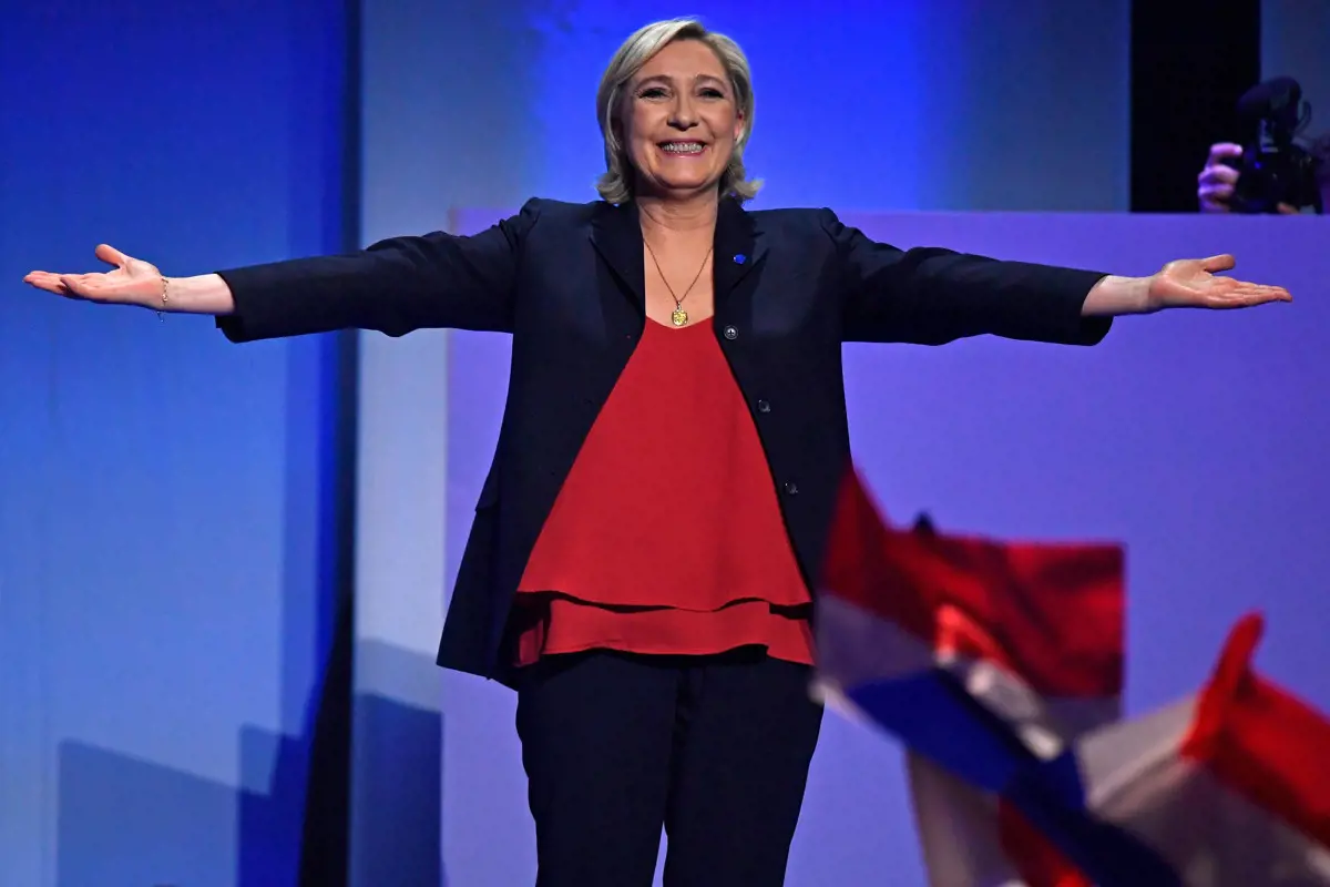 Exit poll: Le Pen pártja minimális előnnyel Macronék előtt