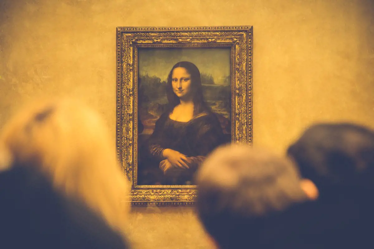 Tortát kent szét a Mona Lisán egy idős hölgynek álcázott támadó Párizsban