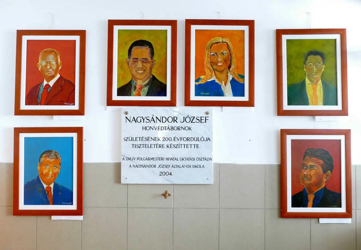 Fideszes politikusokról készült festmények mellett kapnak ingyen ételt a rászorulók Debrecenben