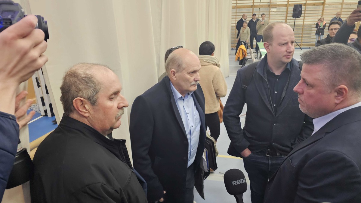 Akkubotrány: „tüntetők törtek be” a sóskúti lakossági fórumra az üzem építtetője szerint