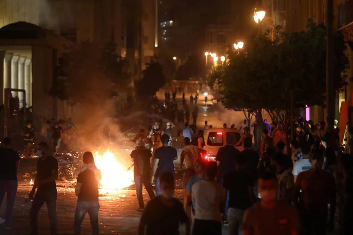 A tiltakozók összecsaptak a rendőrökkel Bejrútban - 16 embert vettek őrizetbe a robbanás miatt