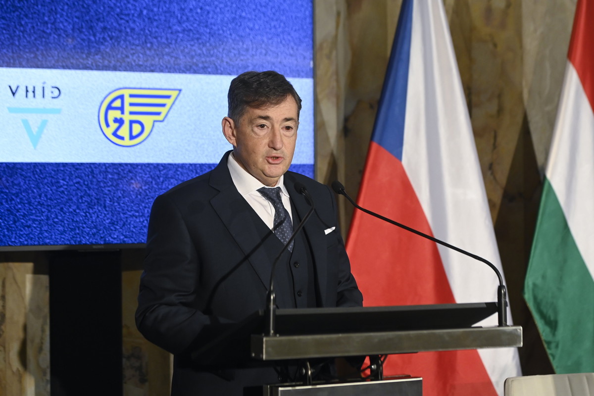 Egy egész tárat belelőttek Mészáros Lőrinc fociklubjának autójába