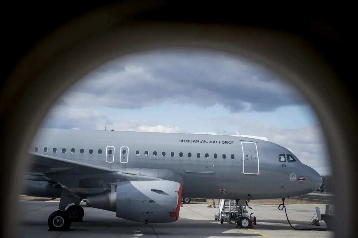 Orbánt nemcsak a honvédség luxusgépe, hanem az egyik csapatszállító Airbus is elkísérte Boszniába