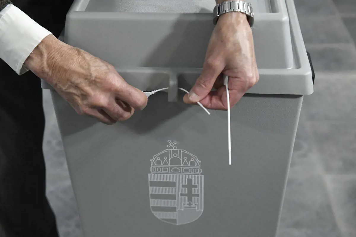 „A Fideszre akarsz szavazni, ugye?” - így fogadta a választókat egy szavazatszámláló Tiszavasváriban