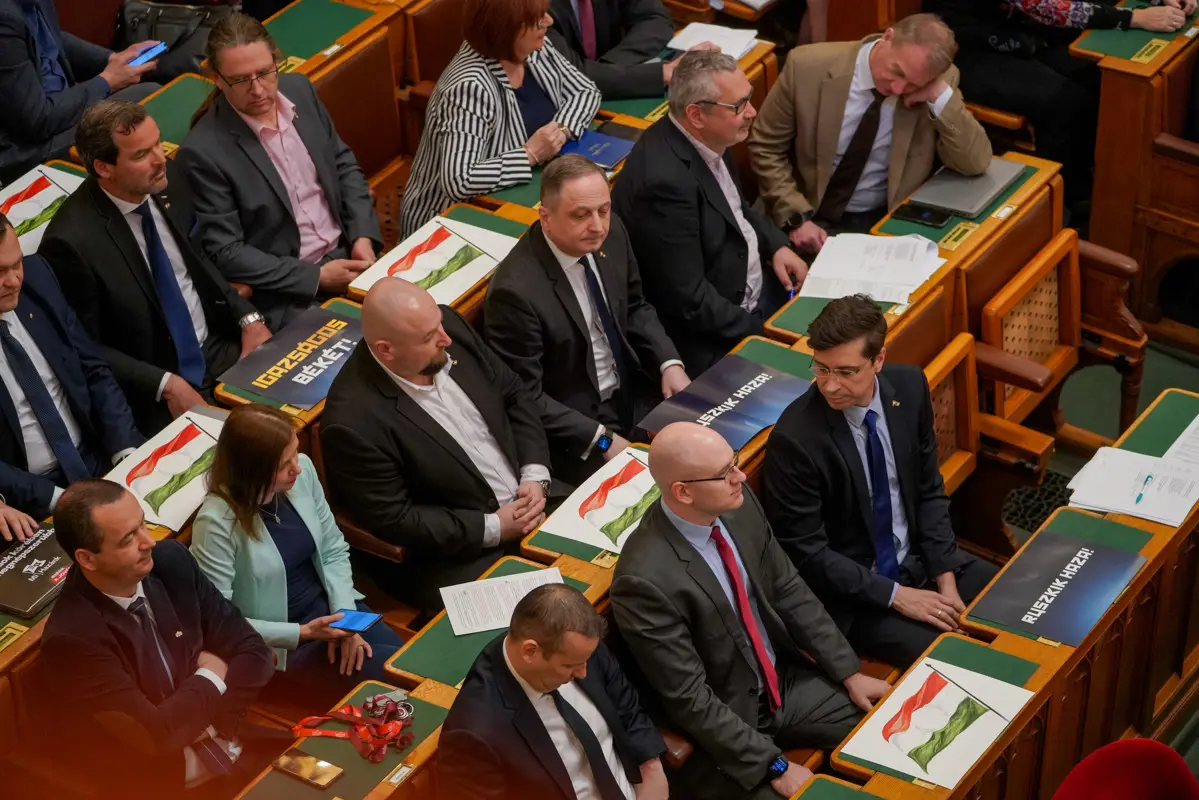 A Jobbik képviselői lyukas zászlóval és „Ruszkik, haza!” feliratú táblákkal demonstráltak a parlamentben