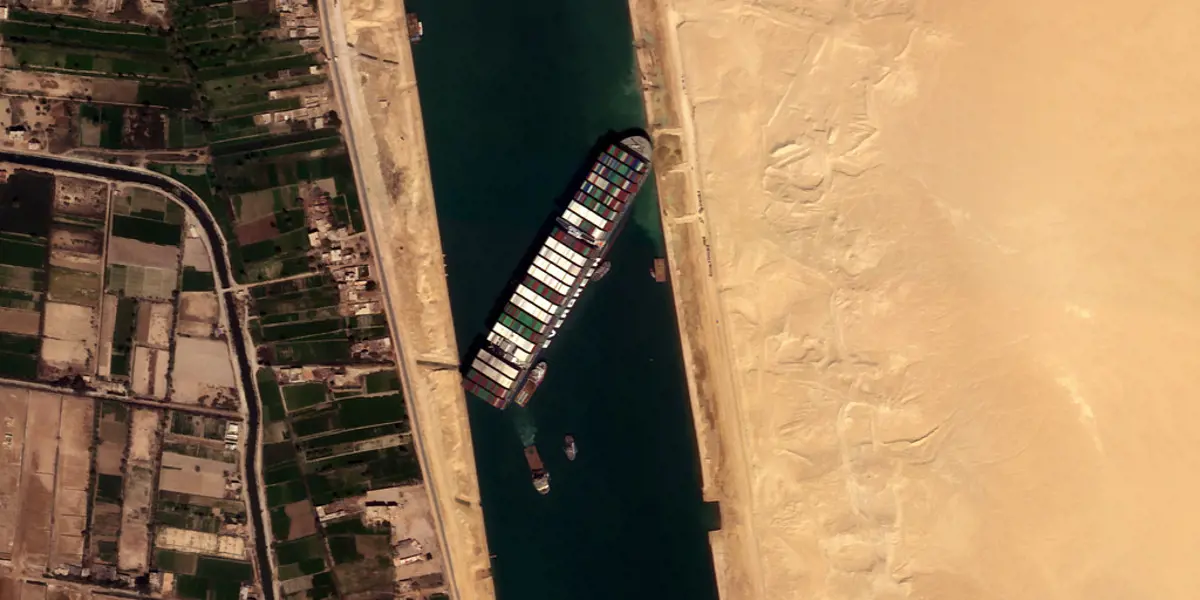 A Szuezi-csatornát elzáró teherhajót sikerült megmozdítani, de nem tudni, mikorra szabadítható ki