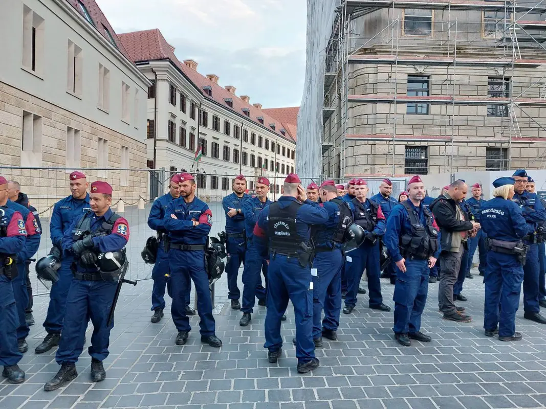 A Fidesz híveinek sem tetszik, hogy Pintér rendőrei könnygázzal fújták le a tüntető diákokat