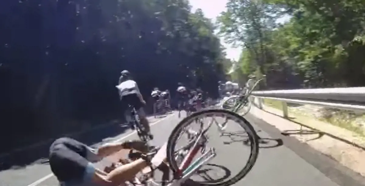 Videó: így nézett ki a balatoni bicikliversenyen a tömegbaleset