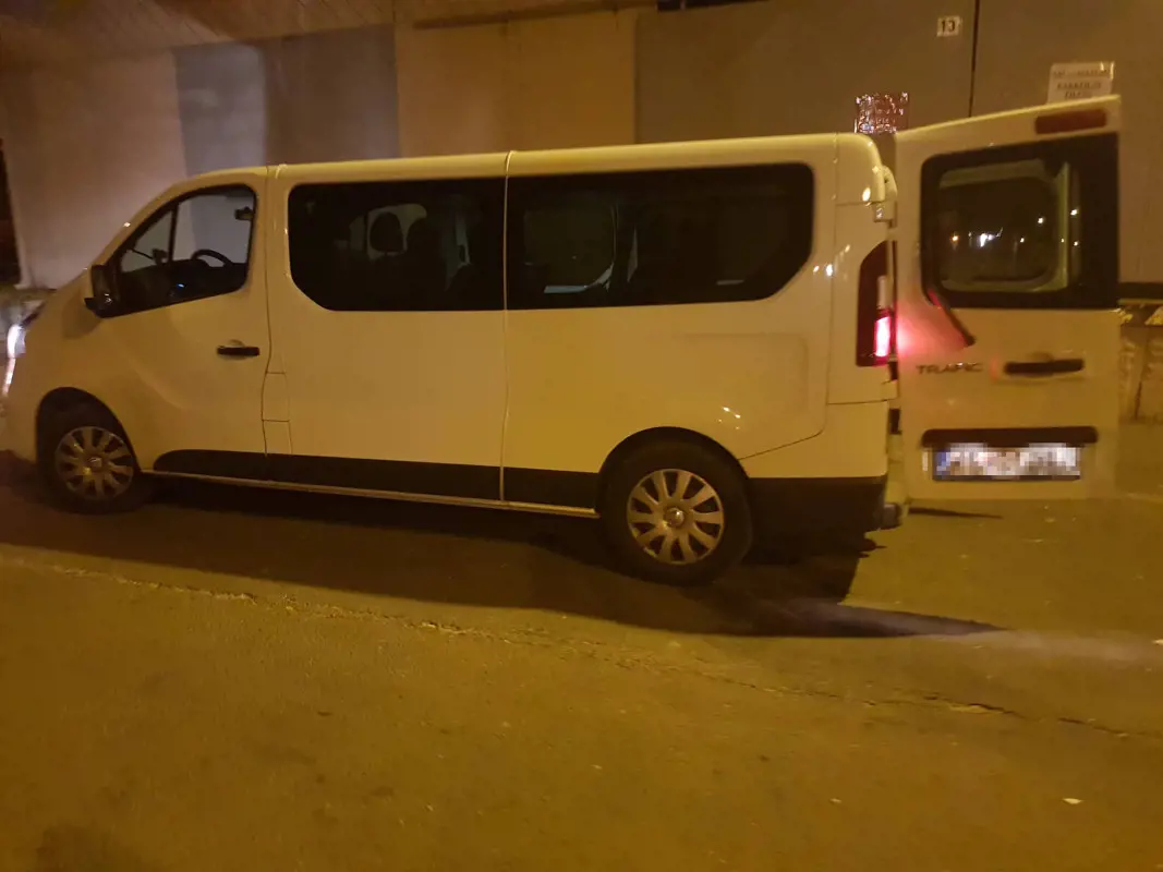 Szlovák rendszámú kisbusszal kampányol Dunakeszi fideszes polgármestere