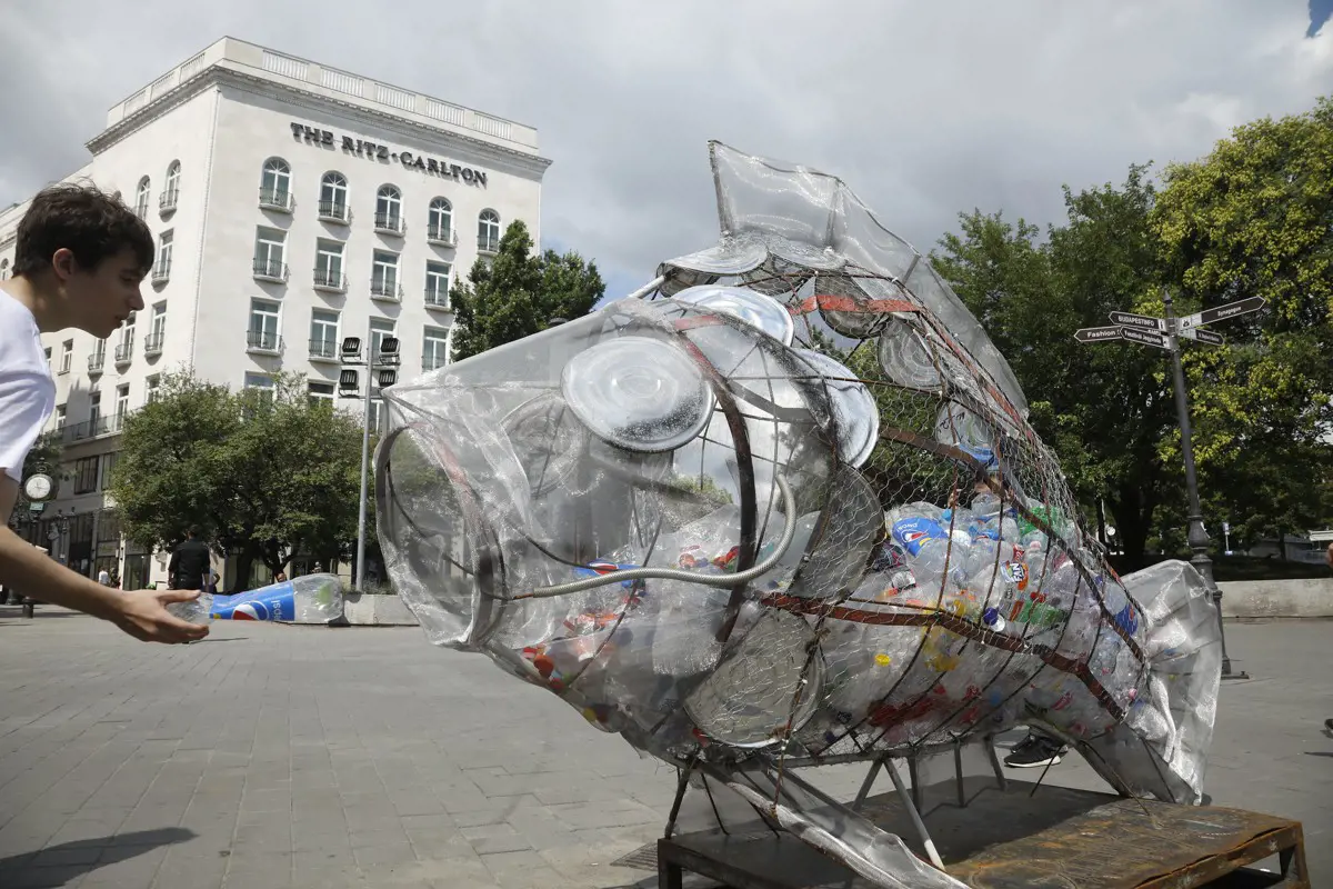 Műanyag hulladékkal táplálkozó Nagy Hal üzent a Deák térről: krízisben az újrahasznosítás