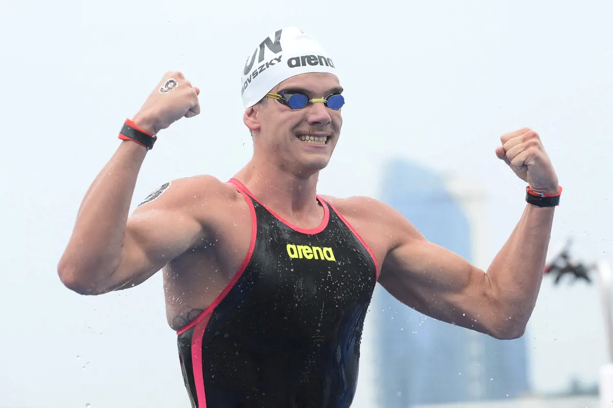Történelmi vb-aranyat nyert a magyar úszó, majd az utolsó helyezett nyakába akasztotta az érmet