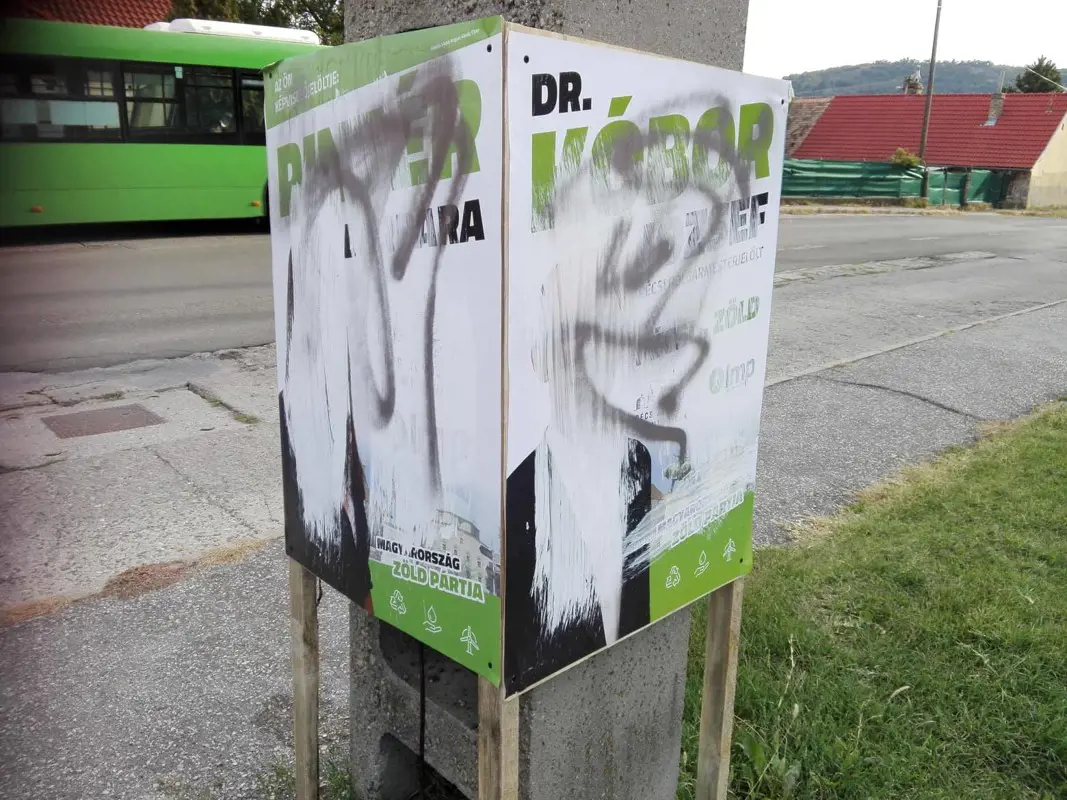 Pécsen is durvul a kampány - megrongálták az LMP plakátjait
