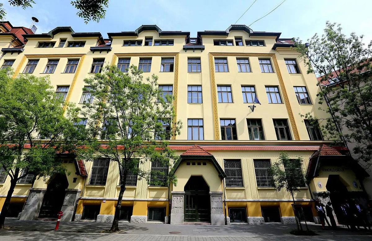 Fagyoskodnak a diákok a pesti elit gimnáziumban