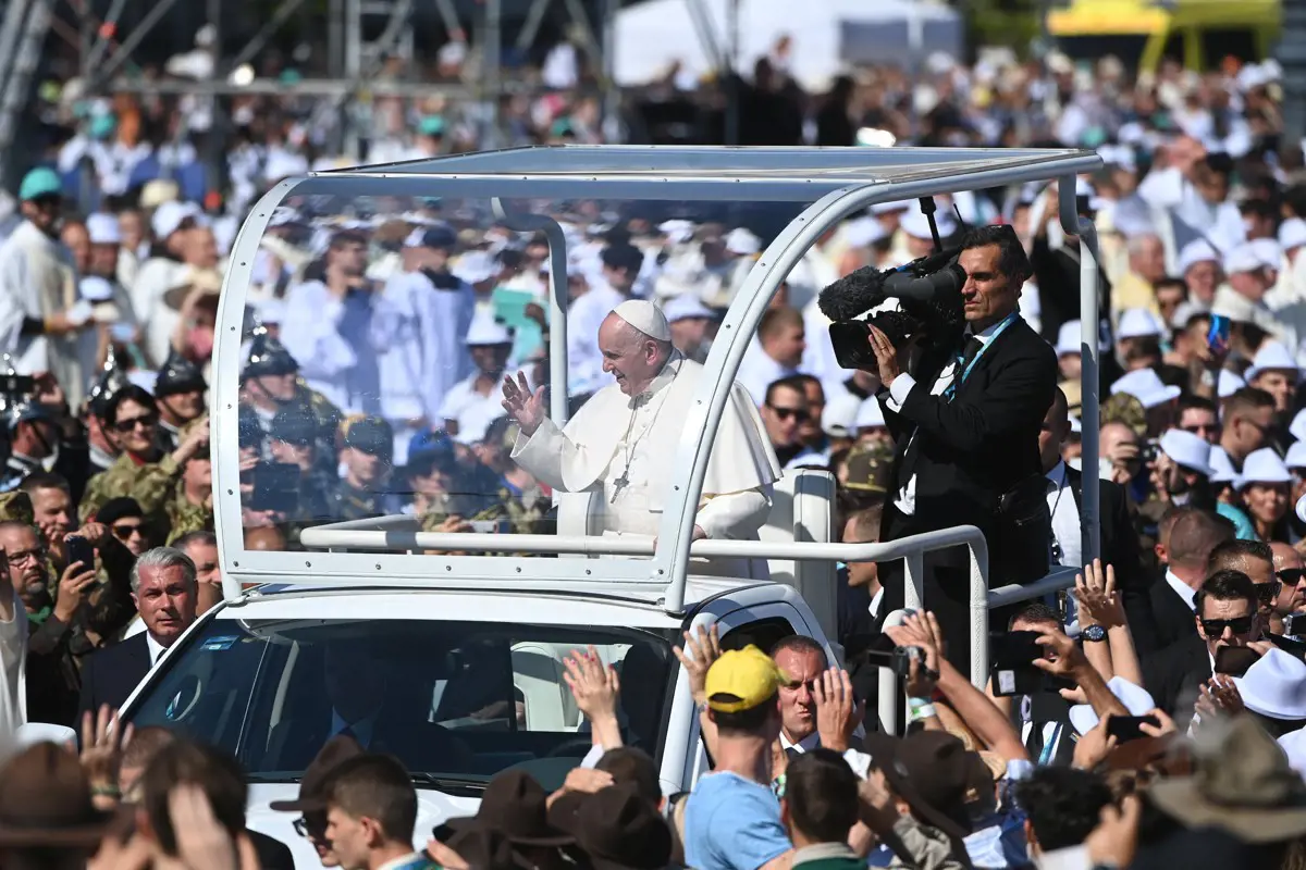 NEK: Ferenc pápa a pápamobilról köszöntötte a zárómisén megjelent hívőket