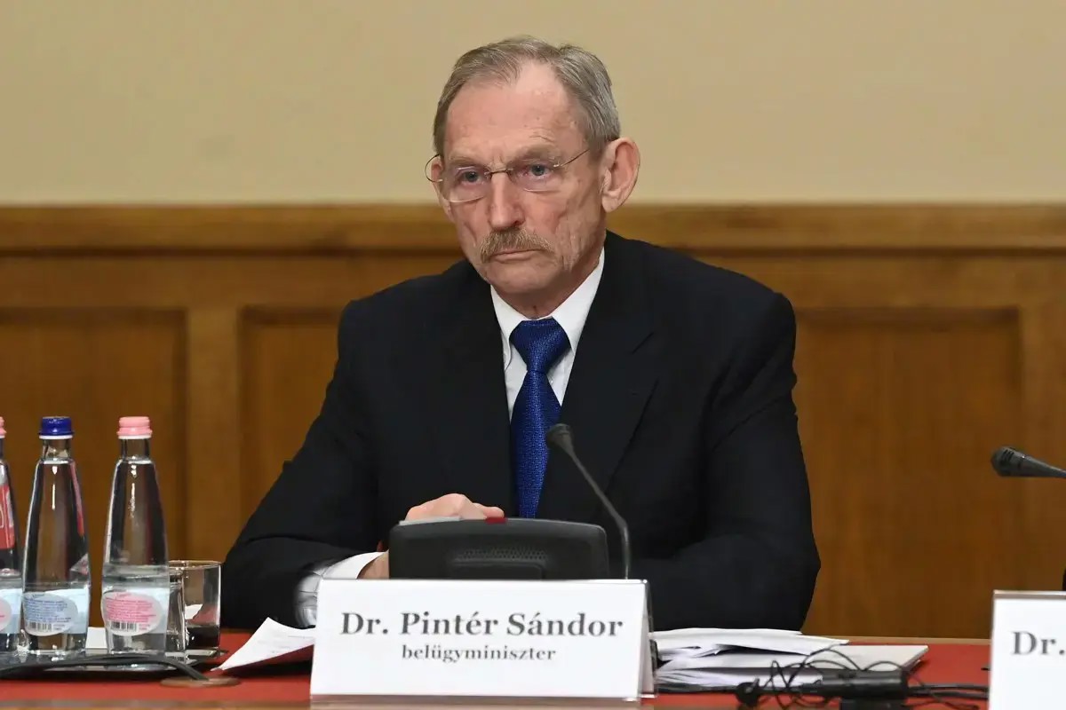 Pintér új rendelettel rukkolt elő: a tanárok sem telefonozhatnak, csak oktatási célból
