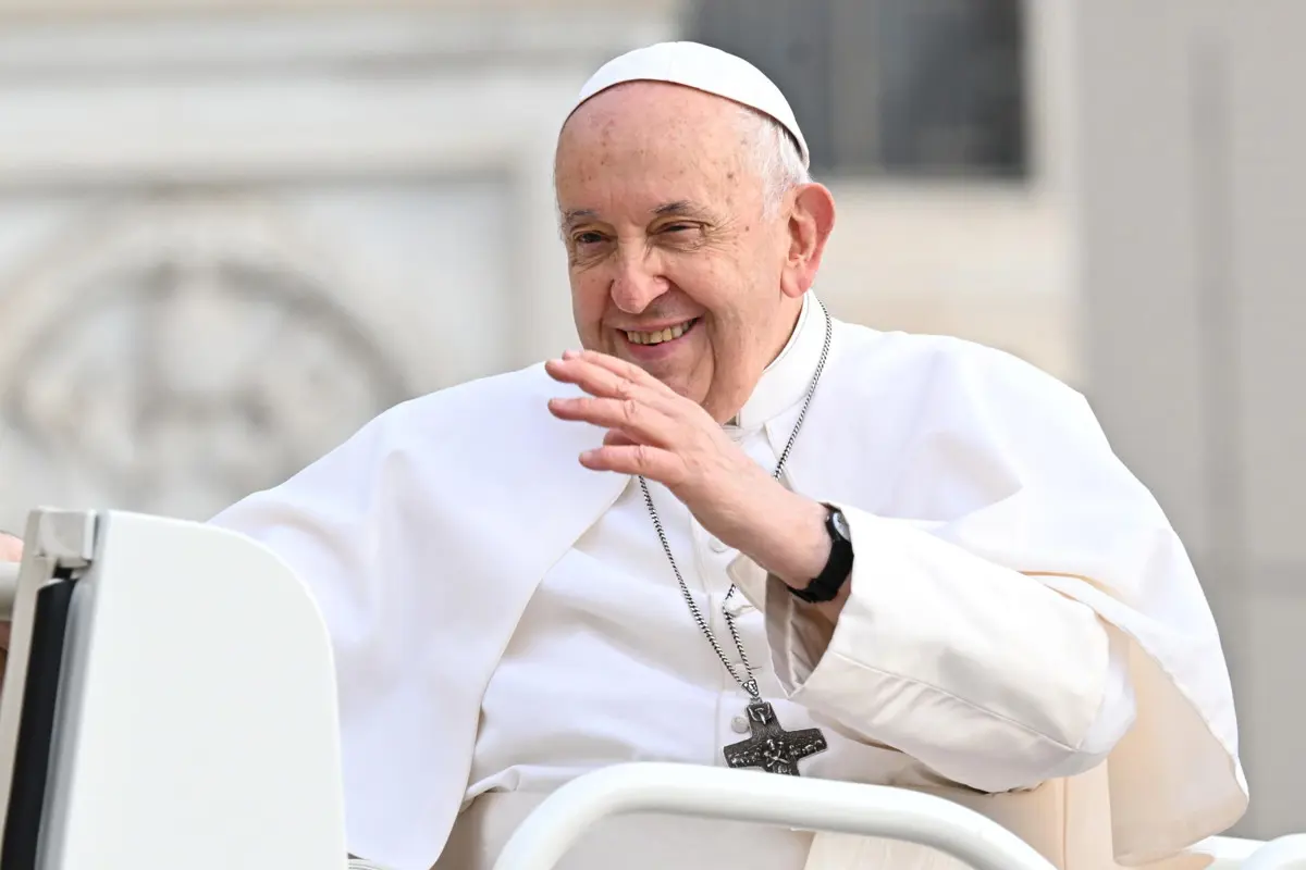 Ferenc pápa döntésének értelmében a katolikus papok megáldhatják a homoszexuális párokat
