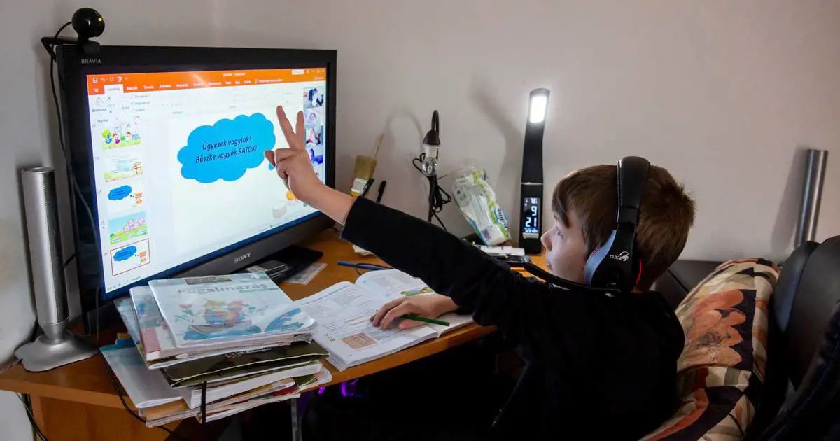 Kásler: a fertőzött iskolák és osztályok átállhatnak digitális oktatásra